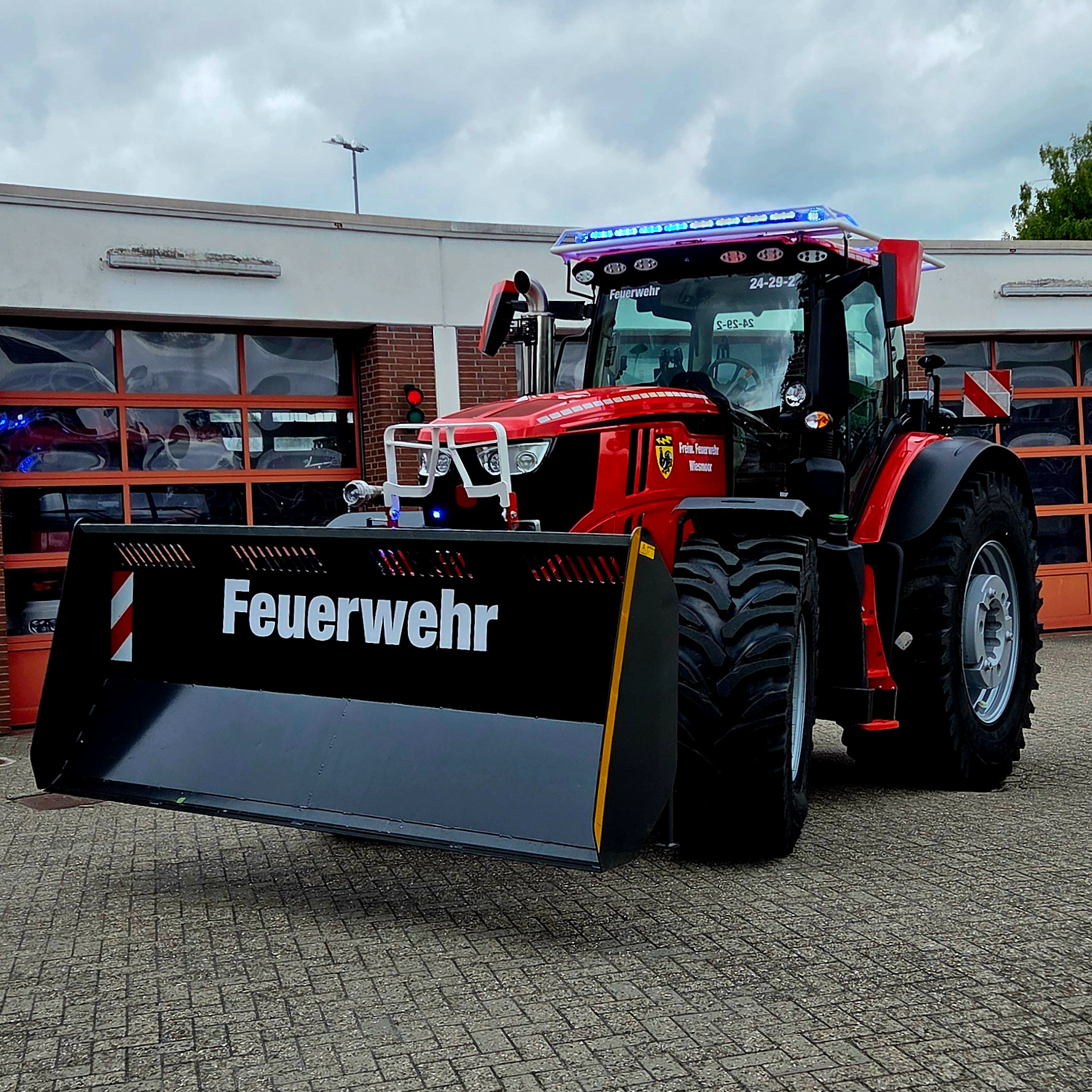 Einsatztraktor der Feuerwehr mit Frontladerschaufel