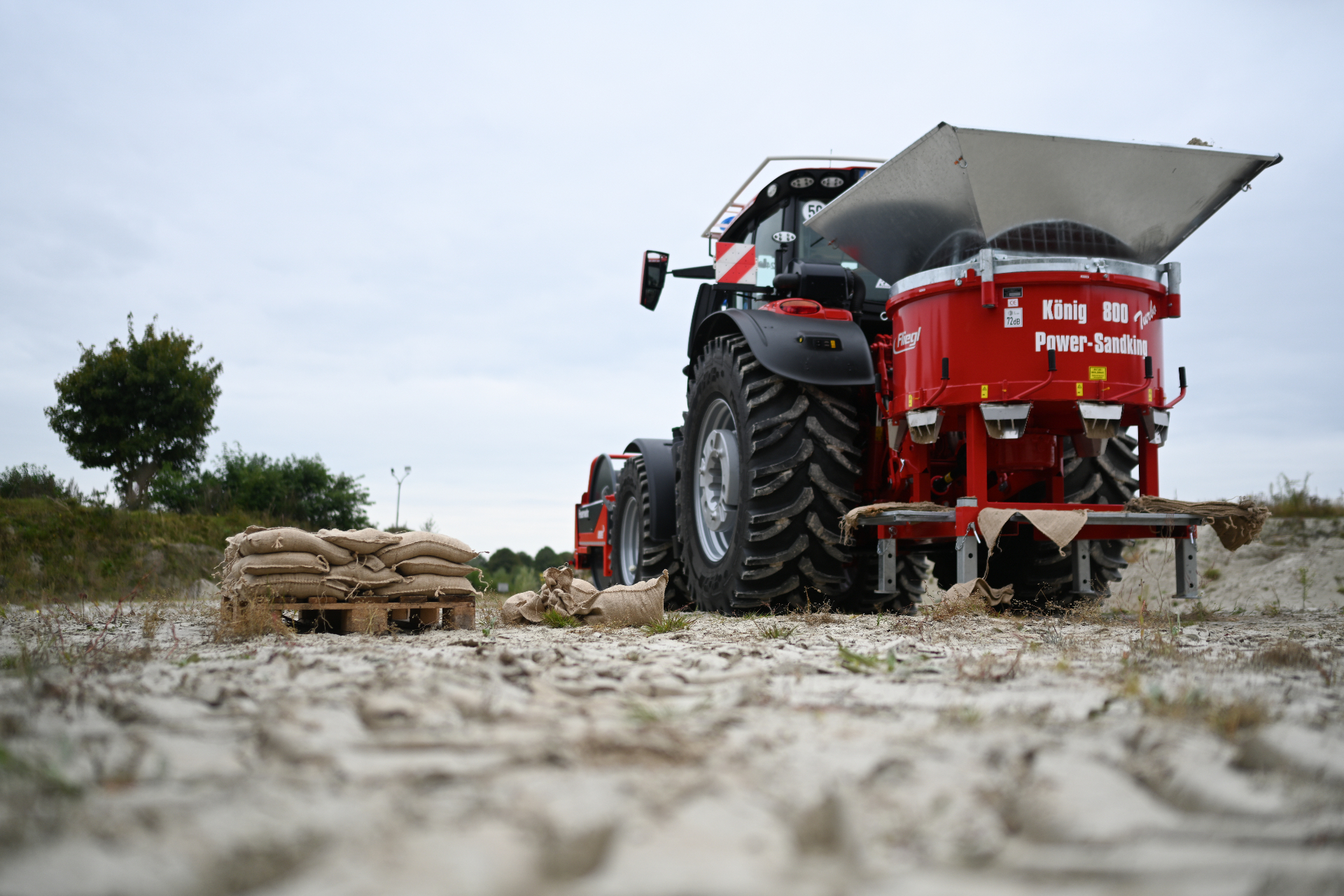Einsatztraktor mit zapfwellengetriebener Sandsackfüllanlage
